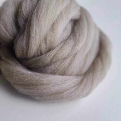 Medium grey cormo comb top